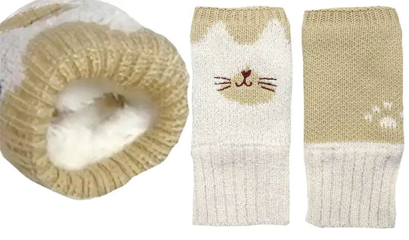 ベージュの猫柄ハンドウォーマーの内側のボアと甲側と手のひら側。