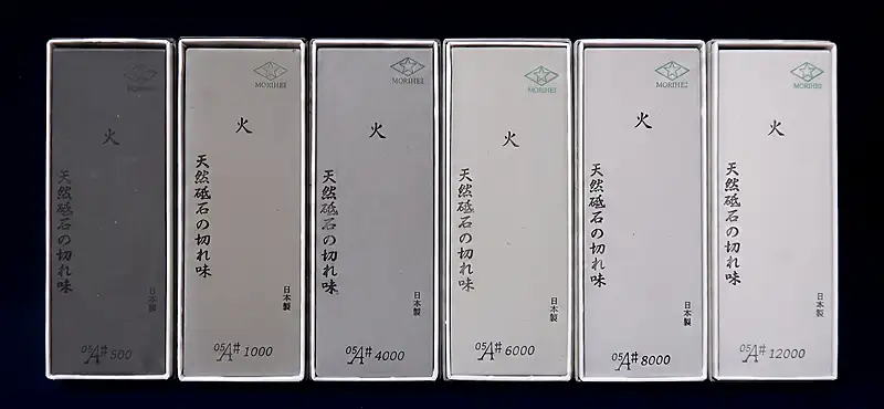 森平 人造砥石 火シリーズ 全6種類のラインナップです。左から、荒砥＃500、中砥＃1000、中仕上砥＃4000、仕上砥＃6000、仕上砥＃8000、超仕上砥＃12000が並んでいます。目的や仕上がりに合わせて選べます。