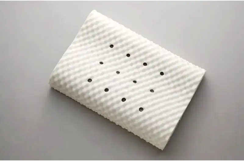 枕本体の中材。12個の永久磁石が埋め込まれた、凹凸のあるウレタンフォーム。