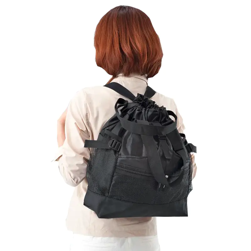 3WAYマルチバッグをリュックサックとして背負っている女性の後ろ姿。