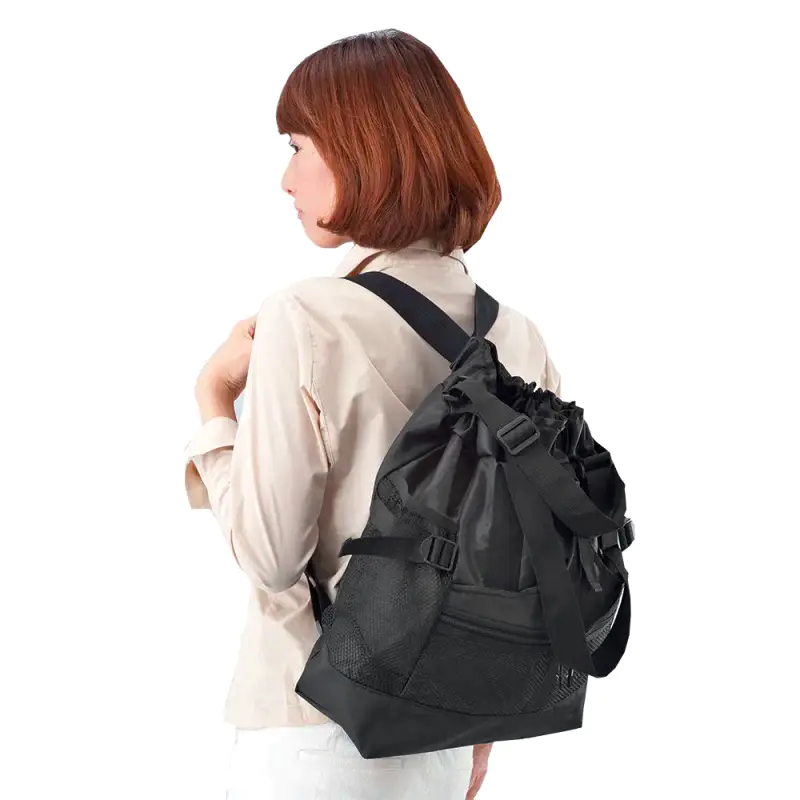 リュックサックの斜め後ろ姿。