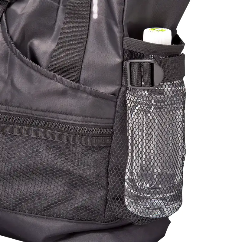 バッグのサイドにあるメッシュポケットに、500mlペットボトルを収納した様子の拡大写真。