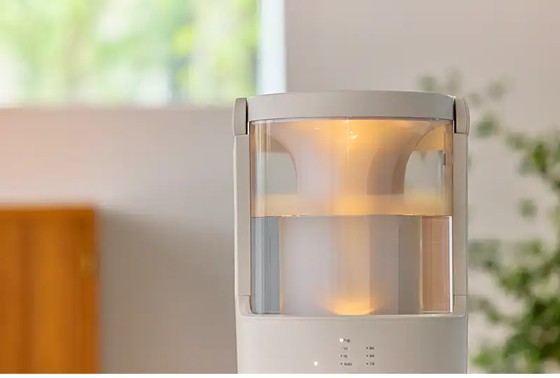 RHYTHM MIST 250加湿器のクローズアップ。内部の水を照らす暖色の光が、幻想的な雰囲気を醸し出している。