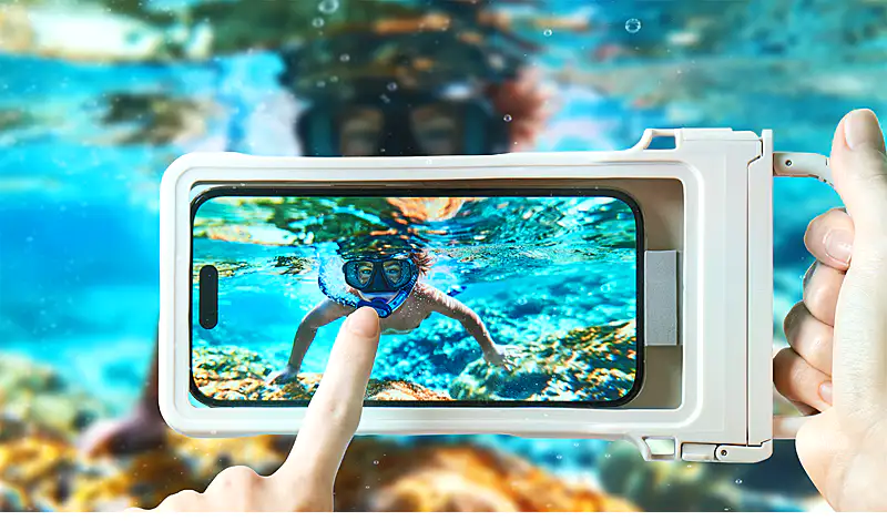 防水ケースでスマートフォンを操作している画像