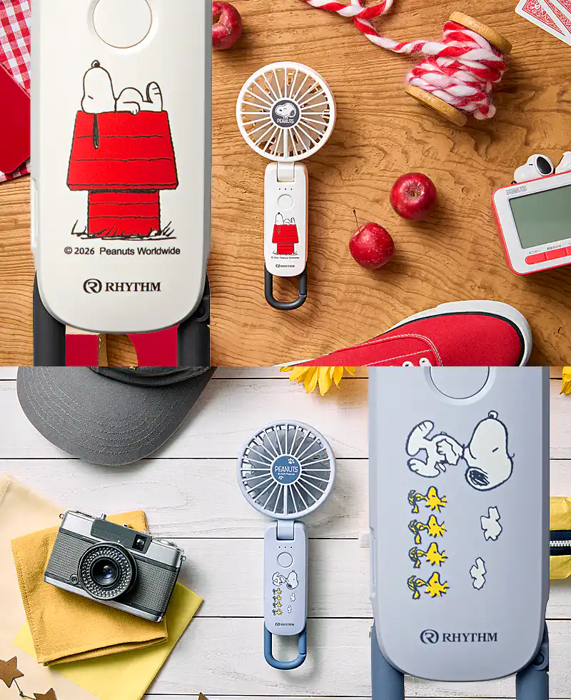 シルキーウィンドモバイル4スヌーピーモデルのデザイン詳細。赤いドッグハウスでお昼寝するスヌーピーを描いたホワイトと、ウッドストックとお散歩するスヌーピーを描いたブルーのハンディファン。