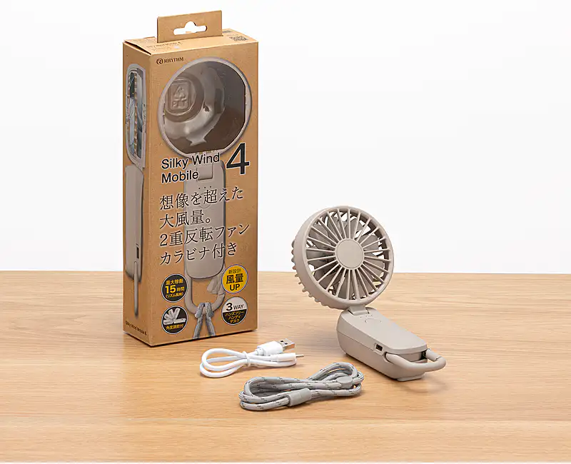 携帯扇風機 Silky Wind Mobile 4 のセット内容（製品パッケージ箱、扇風機本体、専用ネックストラップ、充電用USBケーブル）。