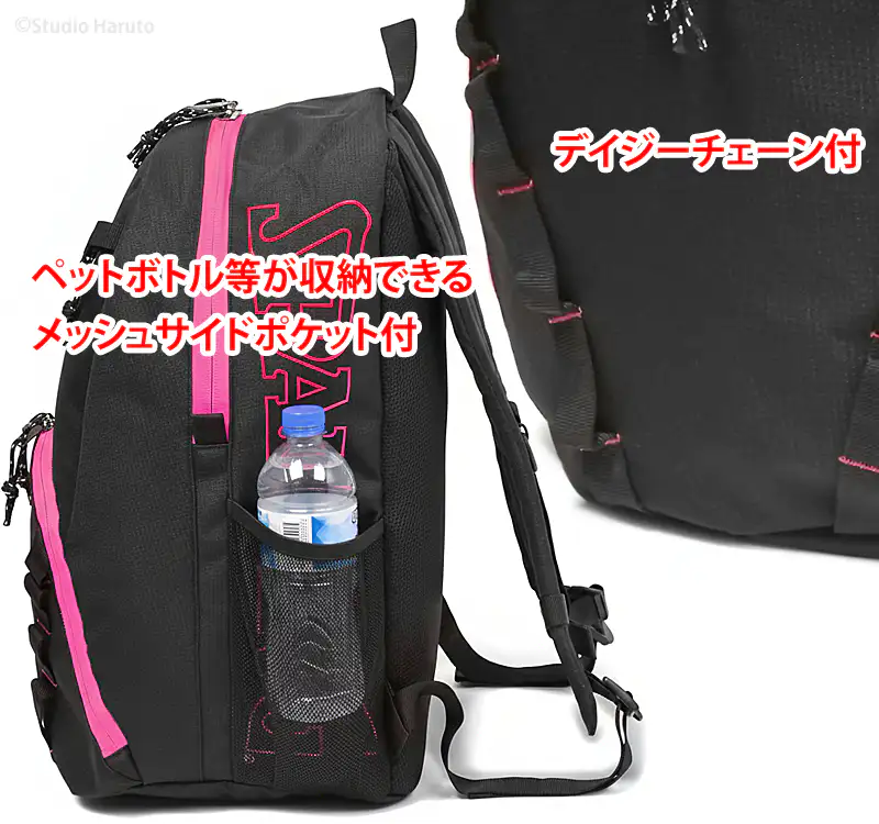 ハーフデイ2 マゼンタの側面のディテール ペットボトルが収納されたメッシュサイドポケットとカラビナ等が取り付け可能なデイジーチェーンを強調