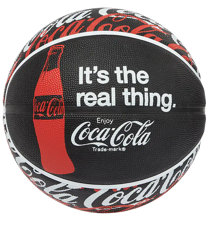 「It's the real thing.」の文字と赤いコンツアーボトルが描かれた、スポルディング×コカ・コーラコラボレーション・バスケットボール7号球の画像
