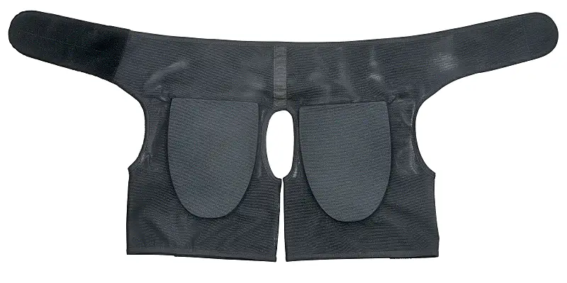 坐骨新ケアサポーターの全体図（平置き）。大きな左右の坐骨パッドと通気性の良いメッシュ生地。