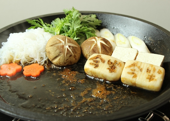 肉の旨味が出た割下に野菜を入れてください