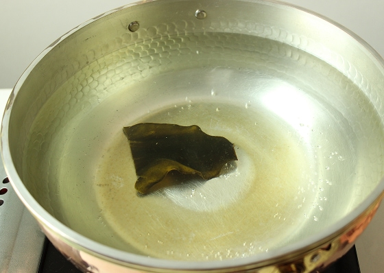 昆布で出汁を取ります