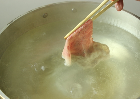 沸騰したら肉を3〜4秒振煮します