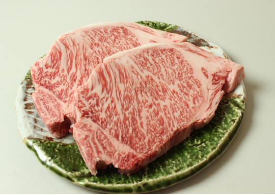 お肉を冷蔵庫から取り出し、常温に戻します
