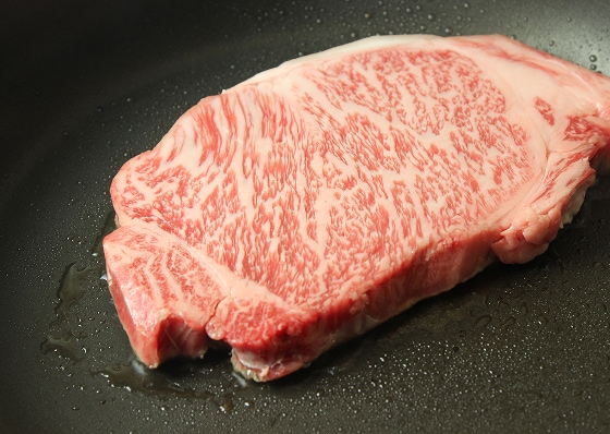 牛脂をひき、お肉を入れます