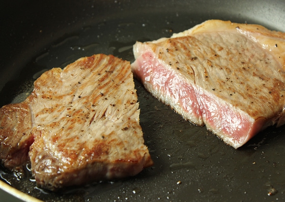 や黄色がついたら裏返して中火で焼きます