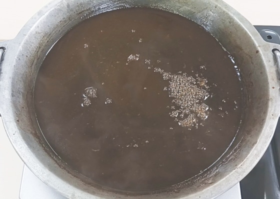 残った具材を鍋から空けて、火にかけてください