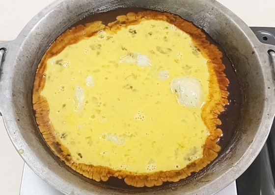 よく解いた卵を鍋にゆっくり広げ入れてください