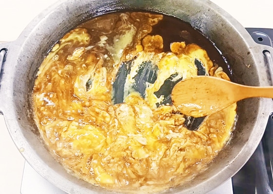 半熟に固まりはじめたら火を止めます