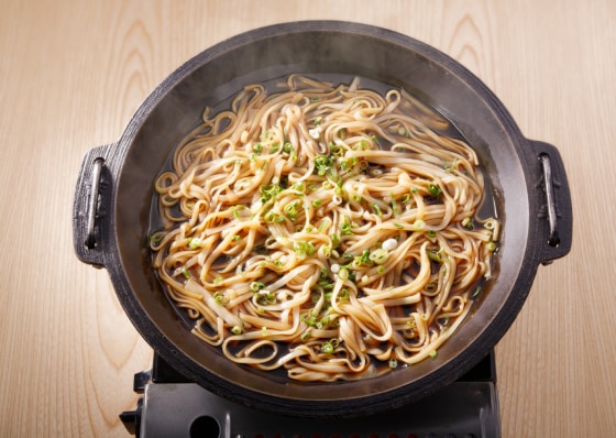 冷水で締めたうどんを入れてください