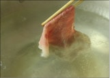 沸騰した鍋で肉を振煮する