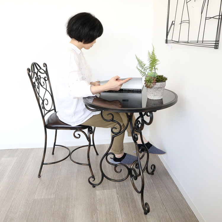 ベランダやウッドデッキに似合う上品なテーブル【アイアン素材×円形