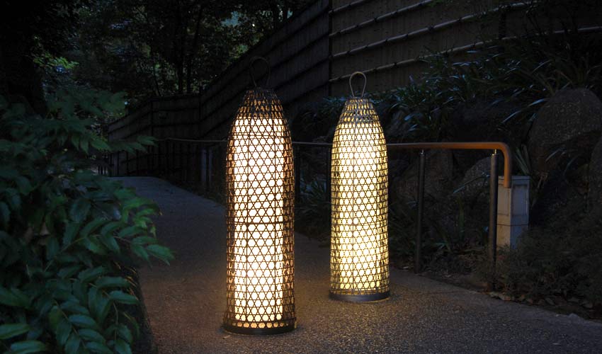 籠でできた庭園灯。屋内外兼用ガーデンライト