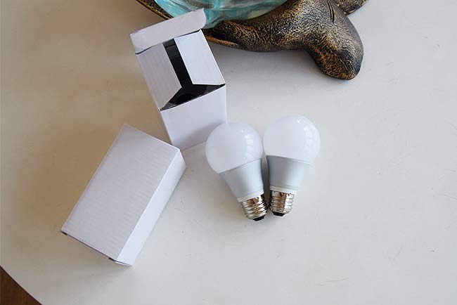 LED電球Irodori Plum LDA5LD-C40、電球色40W相当の明るさ