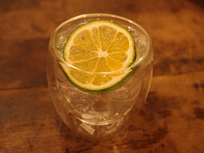 黒糖焼酎に花良治みかんの輪切りを添える