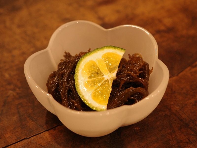 花良治みかんの薄切りを添えたもずく酢