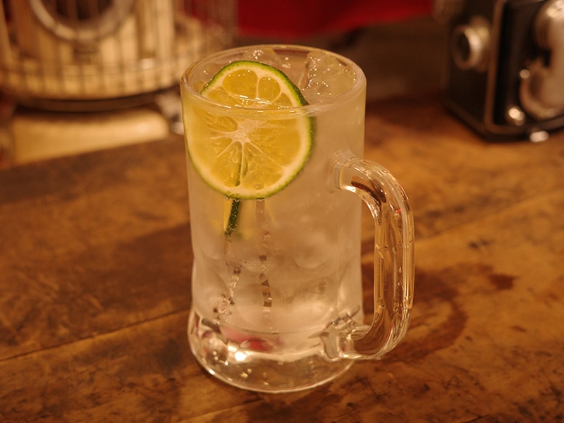 炭酸水に花良治みかんの輪切りを浮かべた飲み物
