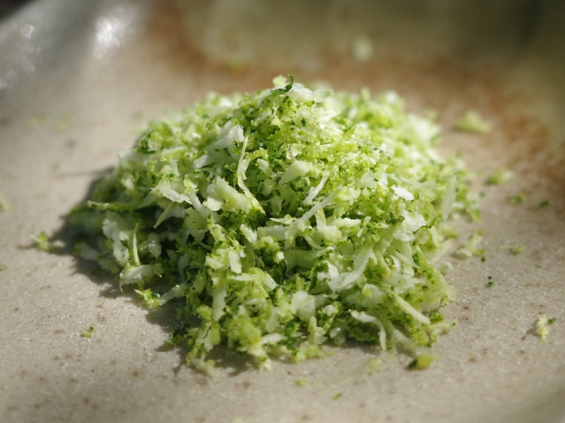 すりおろした花良治みかんの果皮