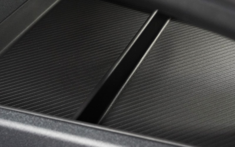 新型bZ4X 10系 ユーティリティトレイマット 1P ブラック