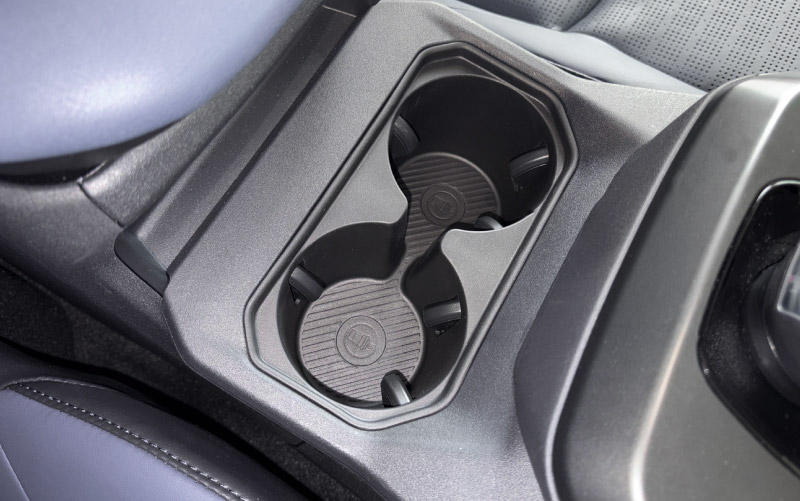 新型bZ4X 10系 フロントドリンクホルダートレイ