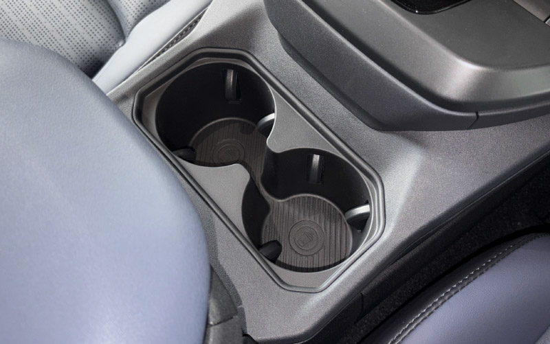新型bZ4X 10系 フロントドリンクホルダートレイ