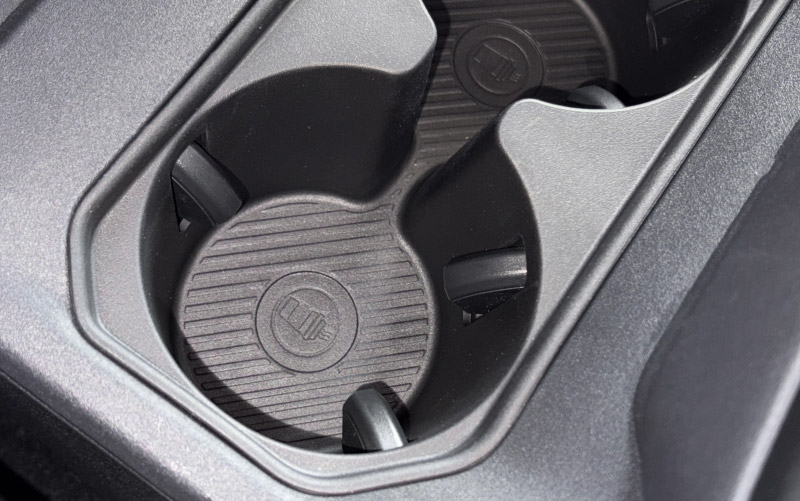 新型bZ4X 10系 フロントドリンクホルダートレイ
