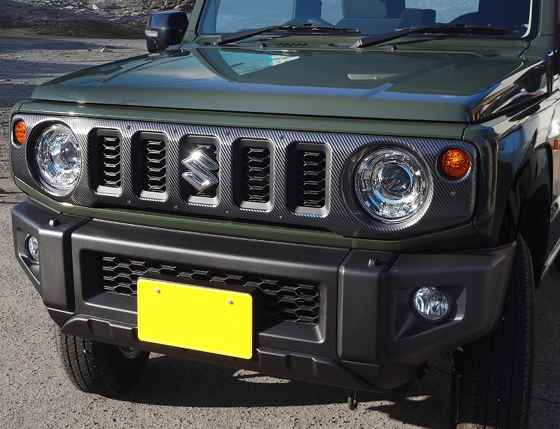 ジムニー/ジムニーシエラ フロントグリルカバー 1P｜スズキ SUZUKI JIMNY JB64W JIMNY SIERRA JB74W  選べる4カラー 鏡面仕上げ シルバーヘアライン ブラックヘアライン カーボン調 カスタム 専用 パーツ | サムライプロデュース 侍プロデュース