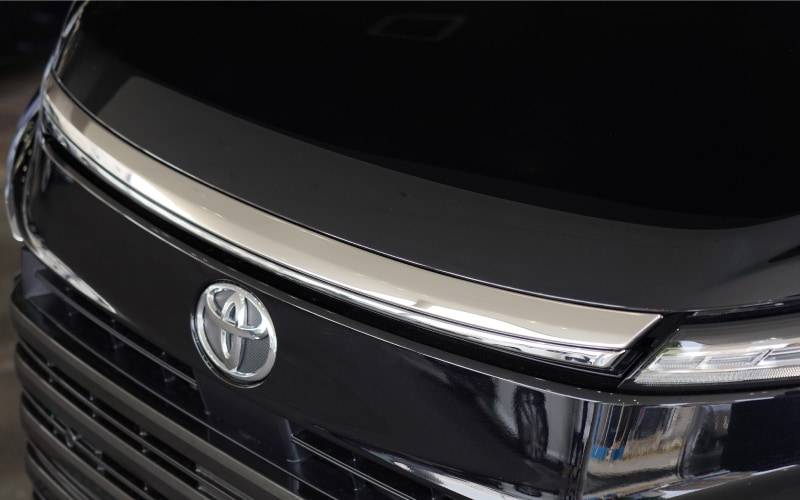 新型ヴォクシー90系専用のボンネット前面に装着するカスタムパーツです。