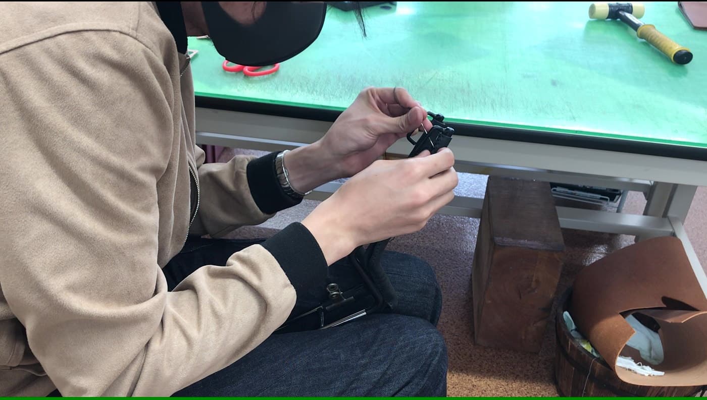 レザー職人が革を扱う様子