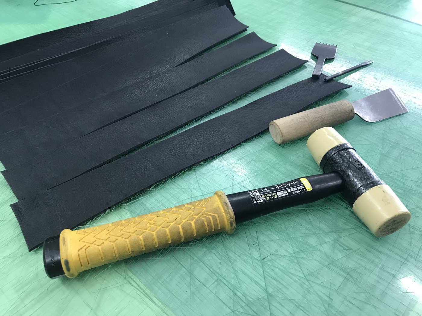 革パーツと工具のイメージ