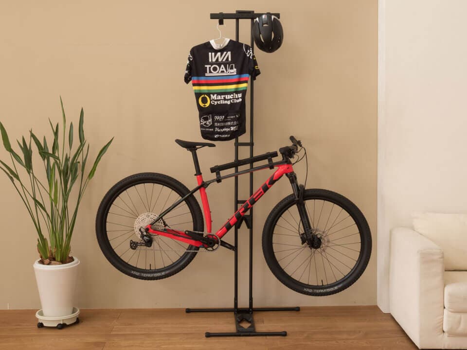 When storing one bike, you can hang your cycle equipment on the available hooks.