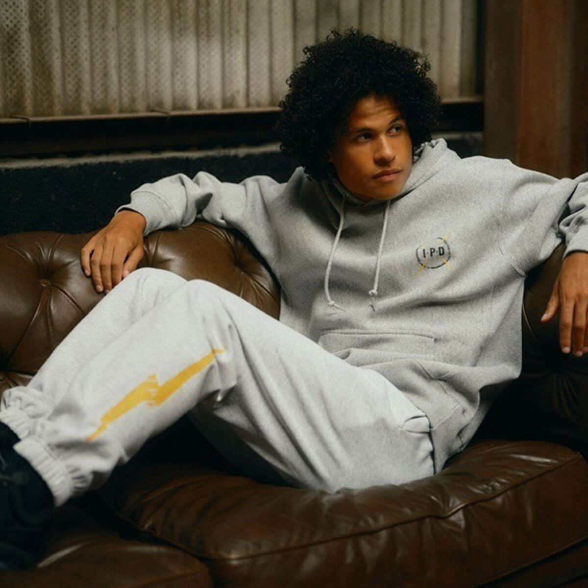 シグネチャーモチーフフーディ SEQUENZ シークエンズ グラフィティロゴ サガラ刺繍 スウェット