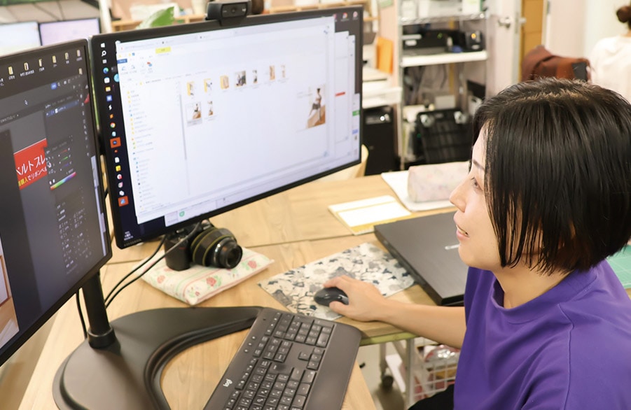 ジュランジェの商品ページを制作するスタッフ
