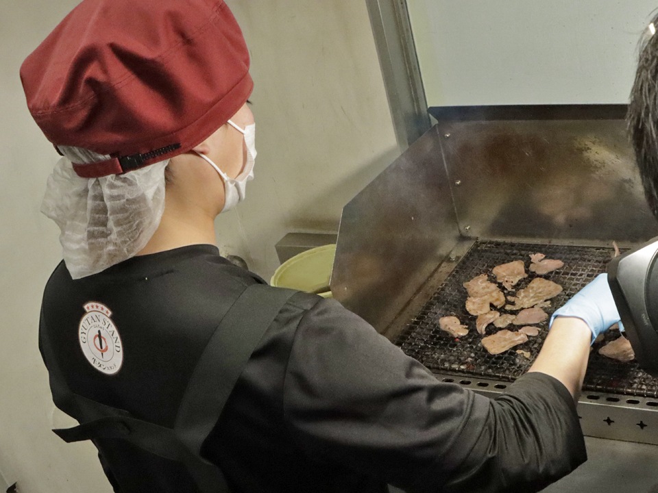 福室店の店長が牛タンを焼く