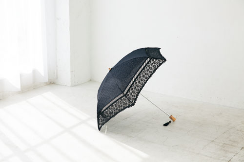黒いレースの上品な日傘