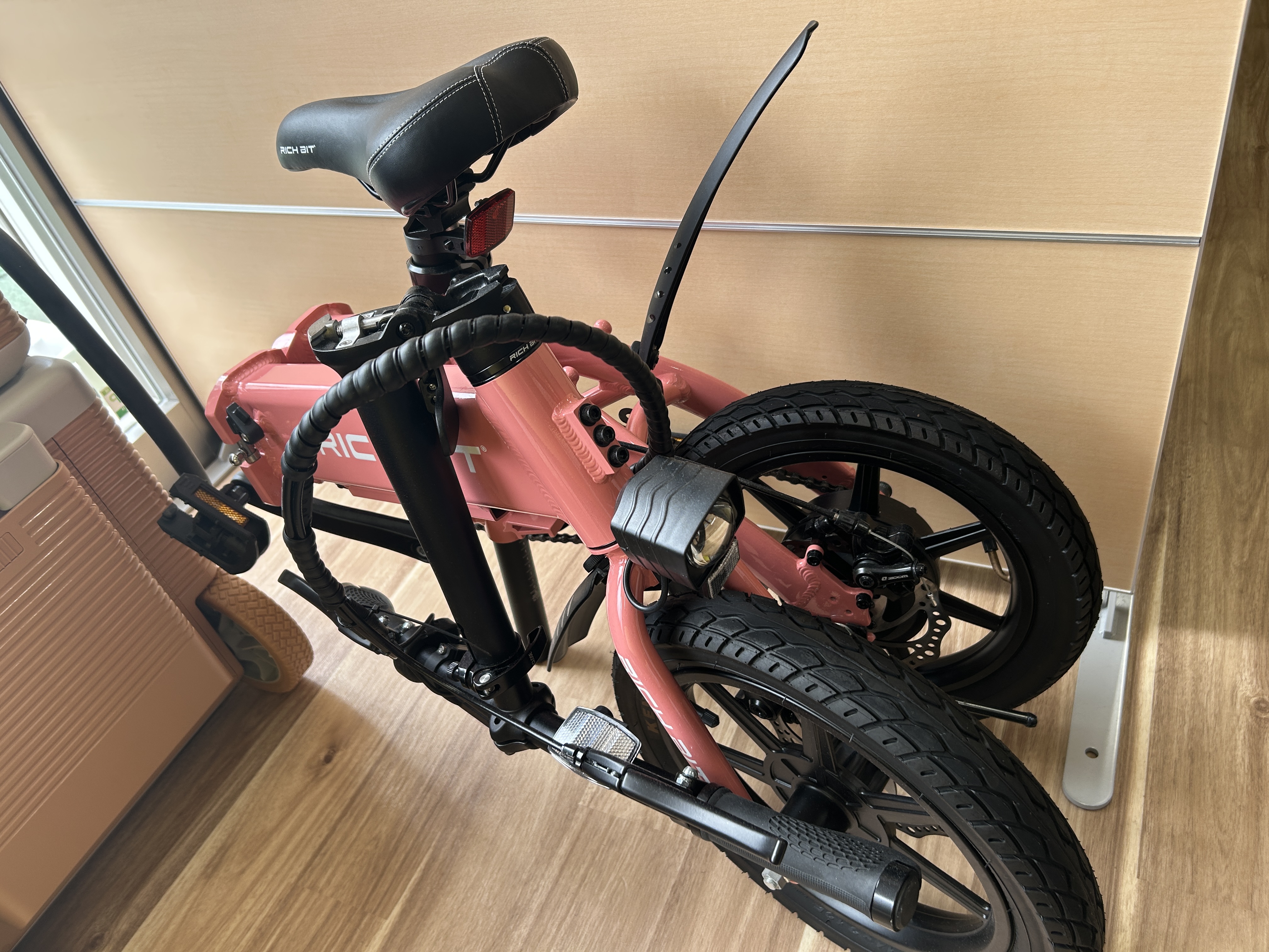 ★室内でもコンパクトに保管可能なため盗難や汚損のリスクも軽減