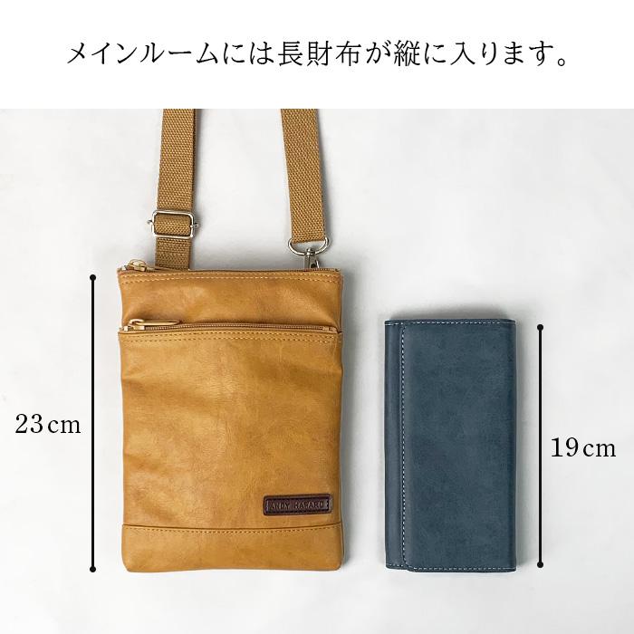 正面のファスナーポケットはチケットなどの収納に便利