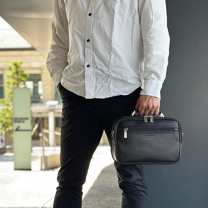 普段使いから通勤、会合、旅行のサブバッグなど、様々なシーンで活躍。