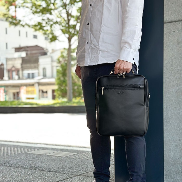 普段使いから通勤、会合、旅行のサブバッグなど、様々なシーンで活躍。