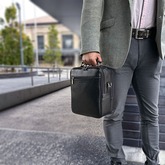 普段使いから通勤、会合、旅行のサブバッグなど、様々なシーンで活躍。