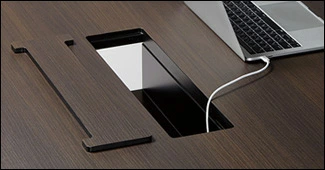 配線をまとめて収納できるワイヤリングボックス。ふたを開けて電源タップやケーブルを収納できます